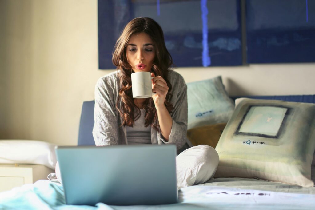 Small mindfulness breaks at work that help reduce stress and reset your mind without pausing your entire day — simple stress management techniques for busy professionals.