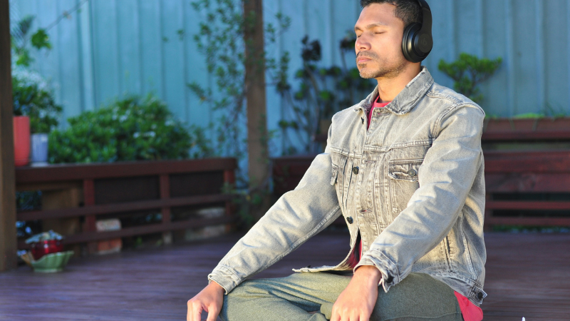 showing 8 powerful ways to reprogram your mind for success using the power of subconscious mind techniques, positive habits, and mental focus