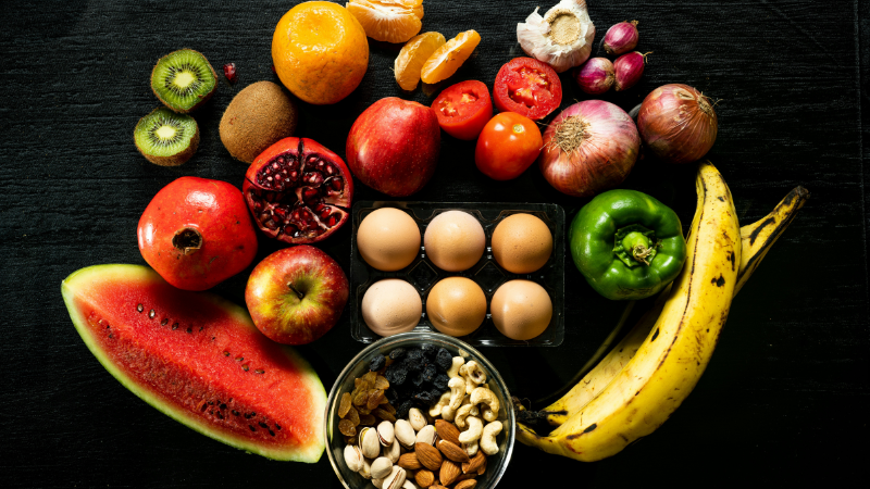 Foods that heal your gut naturally, including curd, bananas, oats, papaya, and green vegetables