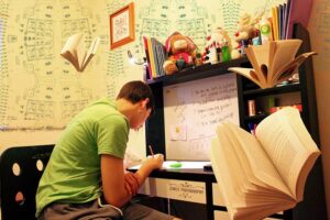 Daily time management skills students can use to stay focused, manage study routines, and avoid burnout during academic life.