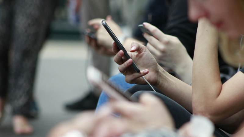 Common signs of Social Media Addiction including excessive scrolling, constant phone checking, poor focus, and increased screen time